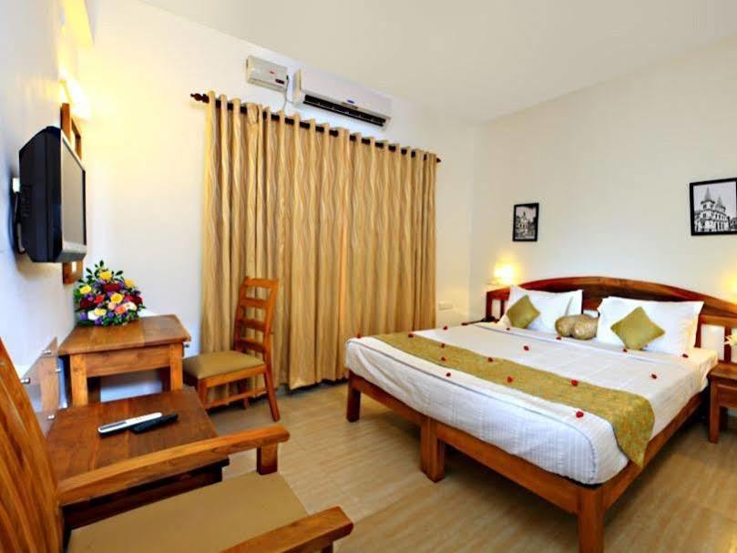 Abad Pepper Route Hotel Kochi Екстериор снимка