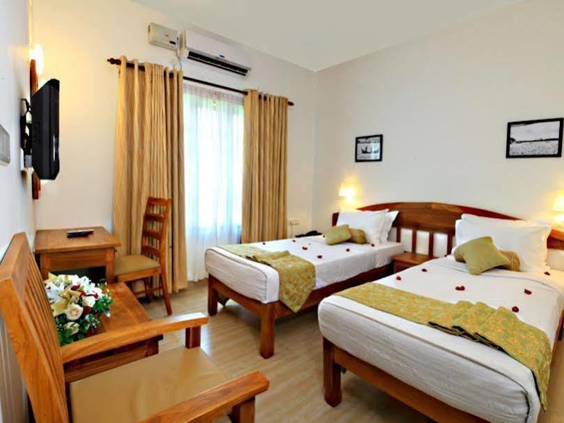 Abad Pepper Route Hotel Kochi Екстериор снимка